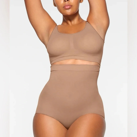 SKIMS Everyday Sculpt HIGH-WAISTED BRIEF in Sienna - Picture 1 of 6